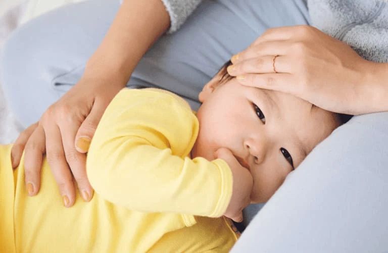 Bé sơ sinh ngủ nhiều bú ít: Nguyên nhân do đâu?