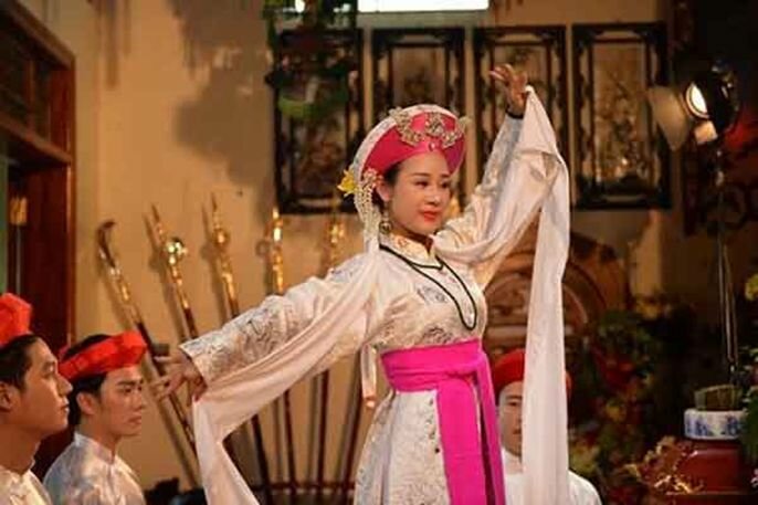 Tìm hiểu hầu đồng là gì? Ý nghĩa và tác dụng của hầu đồng