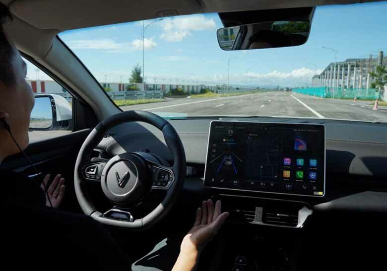 Tính năng vượt trội ADAS và Smart Service trên VF 8 - chinh phục người dùng